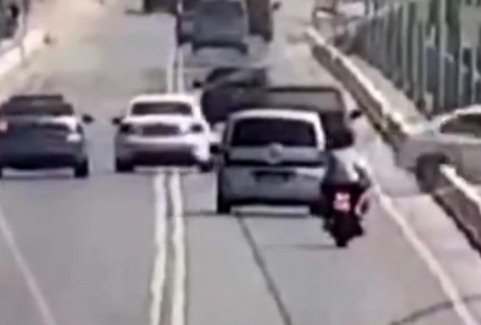 Βίντεο σοκ: Οικογένεια που πήγαινε για πικ νικ ξεκληρίστηκε όταν το ΙΧ έπεσε από γέφυρα